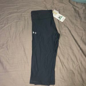 Grey Under Armour Capri leggings.